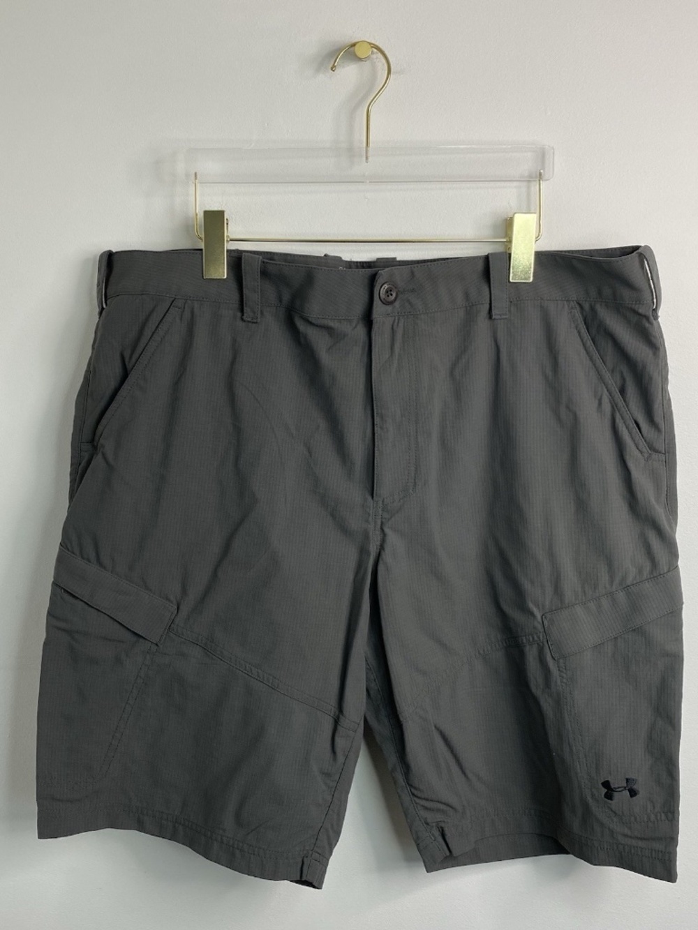 Under Armour Men's Gray Cargo Shorts Loose Fit Size 40 HeatGear Nylon Solid